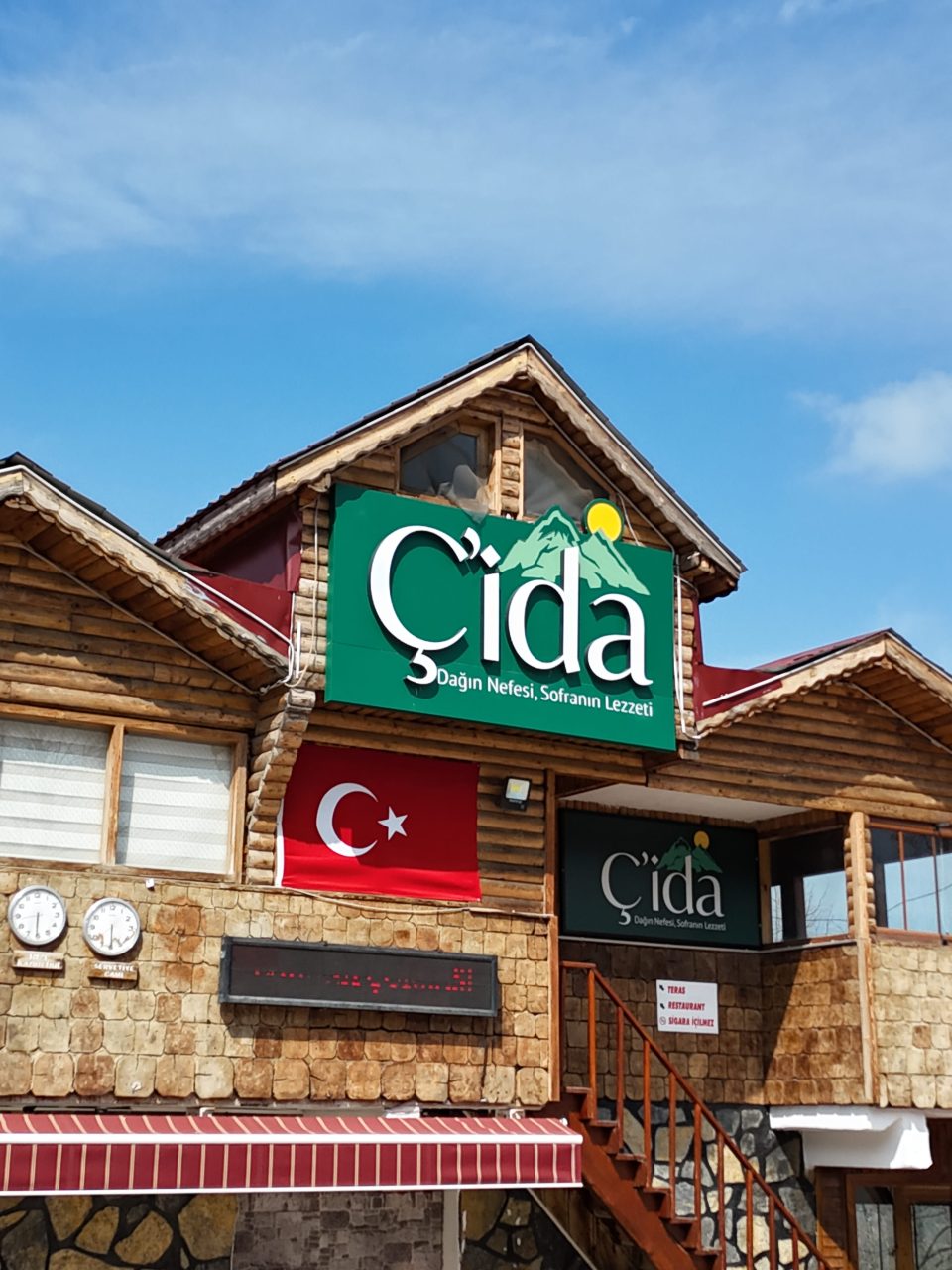 Çida Restoran binasının Çida tabelalı ahşap dış cephesi